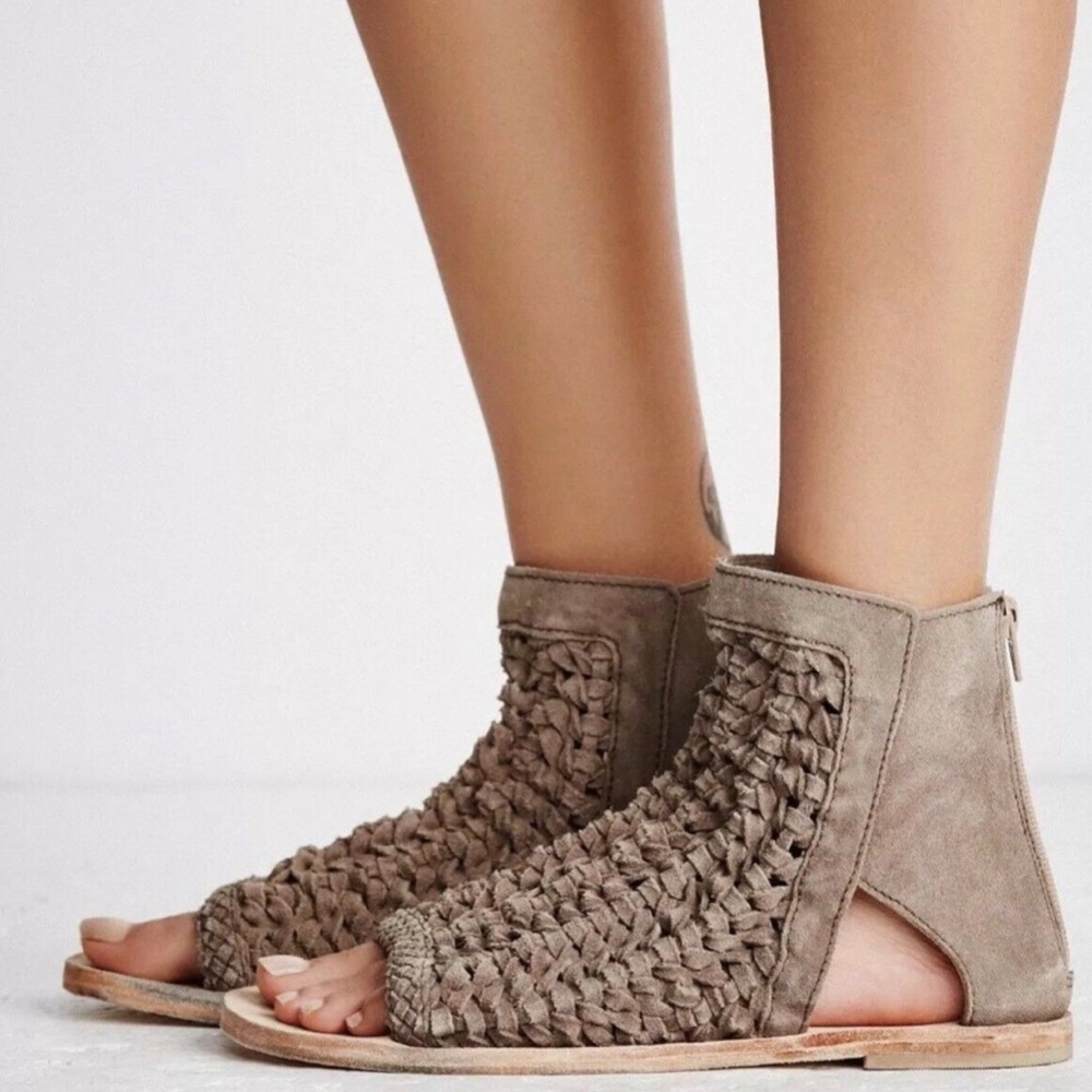 Free people island cruiser gladiator sandals US size 8 UK size 6. Suede zip back